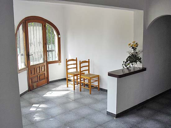 Een fantastische bellegging, deze op slechts enkele minuten van strand en dorp gelegen woning met 7 slaapkamers voor slechts 399.000 euro k.k.