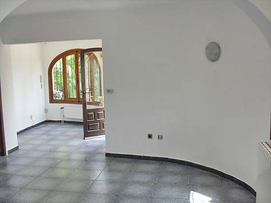 Een fantastische bellegging, deze op slechts enkele minuten van strand en dorp gelegen woning met 7 slaapkamers voor slechts 399.000 euro k.k.