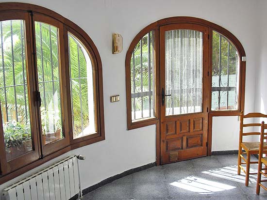 Een fantastische bellegging, deze op slechts enkele minuten van strand en dorp gelegen woning met 7 slaapkamers voor slechts 399.000 euro k.k.