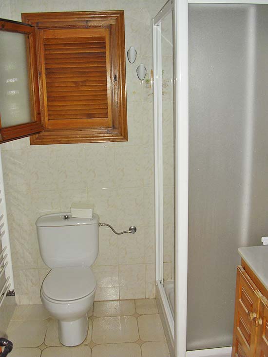 Een fantastische bellegging, deze op slechts enkele minuten van strand en dorp gelegen woning met 7 slaapkamers voor slechts 399.000 euro k.k.