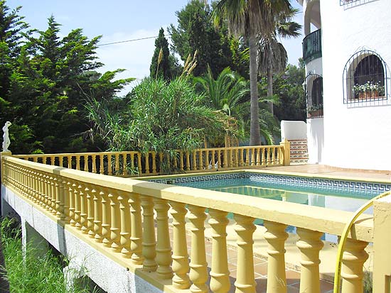 Een fantastische bellegging, deze op slechts enkele minuten van strand en dorp gelegen woning met 7 slaapkamers voor slechts 399.000 euro k.k.