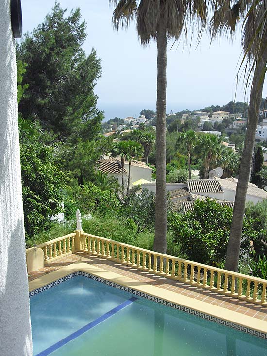 Een fantastische bellegging, deze op slechts enkele minuten van strand en dorp gelegen woning met 7 slaapkamers voor slechts 399.000 euro k.k.