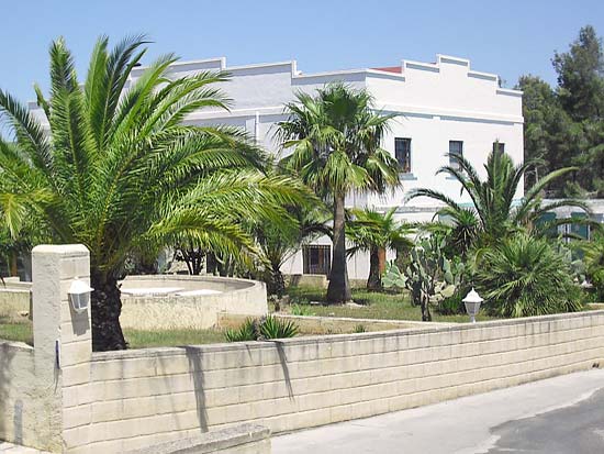 Dit uniek eobject van bijna 1000 m2 op een grondstuk van 20.000 m2, staat op enkele minuten rijden van Moraira, Benissa en de zee. Eenmalig vakantiecomplex!