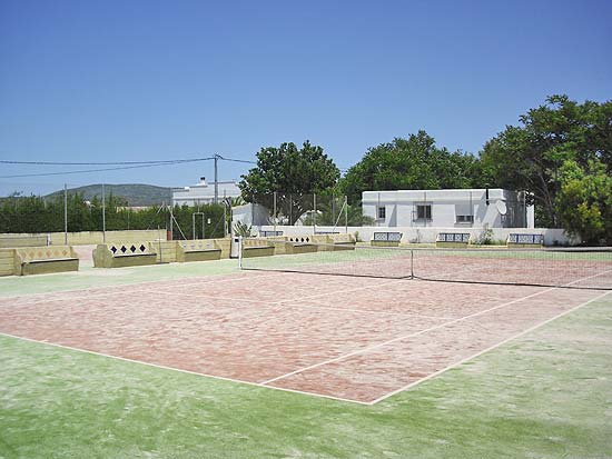 Dit uniek eobject van bijna 1000 m2 op een grondstuk van 20.000 m2, staat op enkele minuten rijden van Moraira, Benissa en de zee. Eenmalig vakantiecomplex!