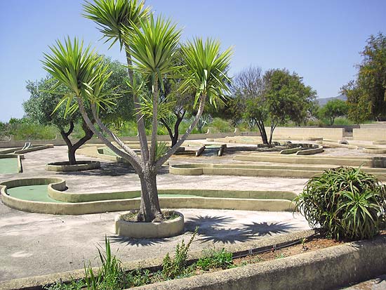 Dit uniek eobject van bijna 1000 m2 op een grondstuk van 20.000 m2, staat op enkele minuten rijden van Moraira, Benissa en de zee. Eenmalig vakantiecomplex!