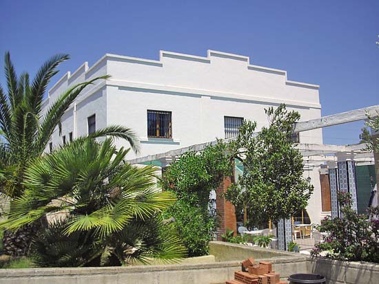 Dit uniek eobject van bijna 1000 m2 op een grondstuk van 20.000 m2, staat op enkele minuten rijden van Moraira, Benissa en de zee. Eenmalig vakantiecomplex!