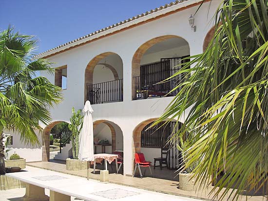 Dit uniek eobject van bijna 1000 m2 op een grondstuk van 20.000 m2, staat op enkele minuten rijden van Moraira, Benissa en de zee. Eenmalig vakantiecomplex!