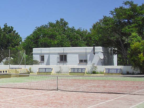 Dit uniek eobject van bijna 1000 m2 op een grondstuk van 20.000 m2, staat op enkele minuten rijden van Moraira, Benissa en de zee. Eenmalig vakantiecomplex!