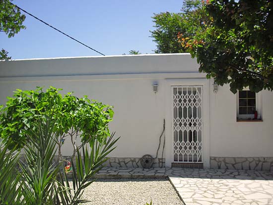 Dit uniek eobject van bijna 1000 m2 op een grondstuk van 20.000 m2, staat op enkele minuten rijden van Moraira, Benissa en de zee. Eenmalig vakantiecomplex!