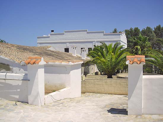 Dit uniek eobject van bijna 1000 m2 op een grondstuk van 20.000 m2, staat op enkele minuten rijden van Moraira, Benissa en de zee. Eenmalig vakantiecomplex!