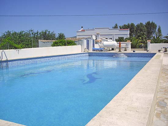 Dit uniek eobject van bijna 1000 m2 op een grondstuk van 20.000 m2, staat op enkele minuten rijden van Moraira, Benissa en de zee. Eenmalig vakantiecomplex!