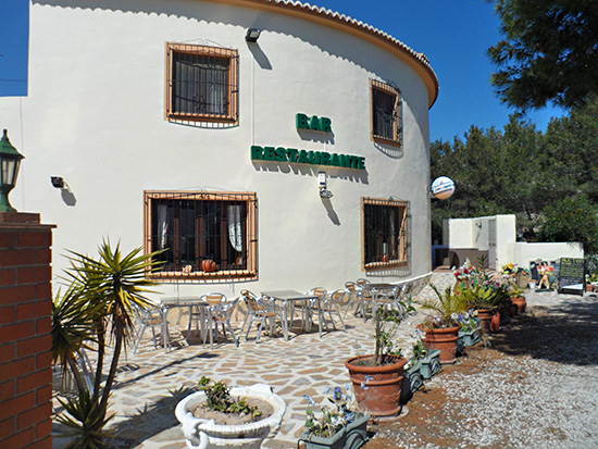 Dit restaurant in Moraira biedt plaats aan ruim 120 mensen en beschikt over een appartement voor de eigenaar.