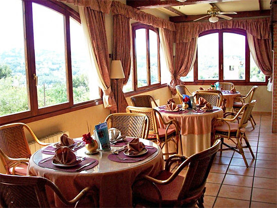 Dit restaurant in Moraira biedt plaats aan ruim 120 mensen en beschikt over een appartement voor de eigenaar.