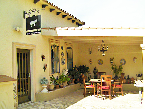 Schitterend, zeer prive gelegen landgoed op 5 km van de stranden rond Denia! Uniek in zijn soort. Je mag er een B&B oid van maken