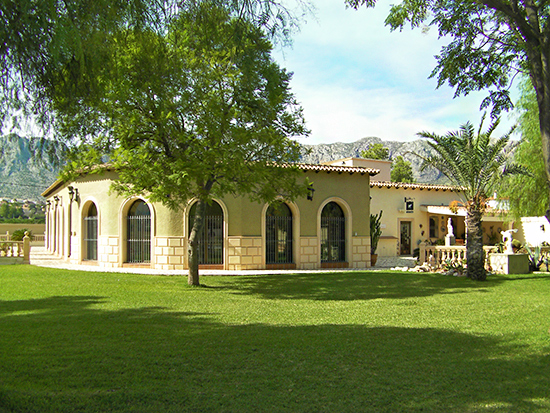 Schitterend, zeer prive gelegen landgoed op 5 km van de stranden rond Denia! Uniek in zijn soort. Je mag er een B&B oid van maken