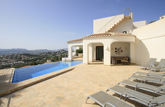 Schitterende Ibiza-Style 4-slaapkamer villa in Moraira, vlak boven El Portet.