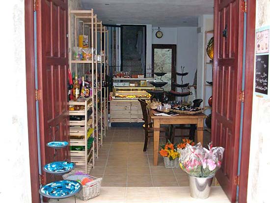 Uniek B&B (350 m2) in Pe��scola (5 sl.kamers verhuur, 3 sl.kamers priv�), plus kleine bar en Winkel, verdeeld over twee aan elkaar gelegen woningen.