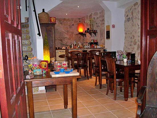 Uniek B&B (350 m2) in Pe��scola (5 sl.kamers verhuur, 3 sl.kamers priv�), plus kleine bar en Winkel, verdeeld over twee aan elkaar gelegen woningen.