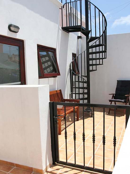 Uniek B&B (350 m2) in Pe��scola (5 sl.kamers verhuur, 3 sl.kamers priv�), plus kleine bar en Winkel, verdeeld over twee aan elkaar gelegen woningen.