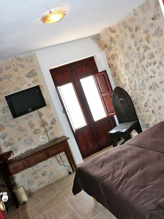 Uniek B&B (350 m2) in Pe��scola (5 sl.kamers verhuur, 3 sl.kamers priv�), plus kleine bar en Winkel, verdeeld over twee aan elkaar gelegen woningen.