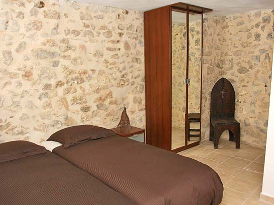Uniek B&B (350 m2) in Pe��scola (5 sl.kamers verhuur, 3 sl.kamers priv�), plus kleine bar en Winkel, verdeeld over twee aan elkaar gelegen woningen.