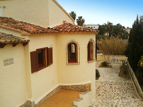 Te koop van EERSTE EIGENAAR, deze perfect onderhouden villa in Benissa Costa, voor 285.000 euro.