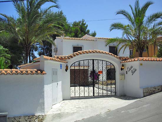 Deze 3-slaapkamer-villa staat op 8 minuten lopen van het centrum van Moraira en het strand!
