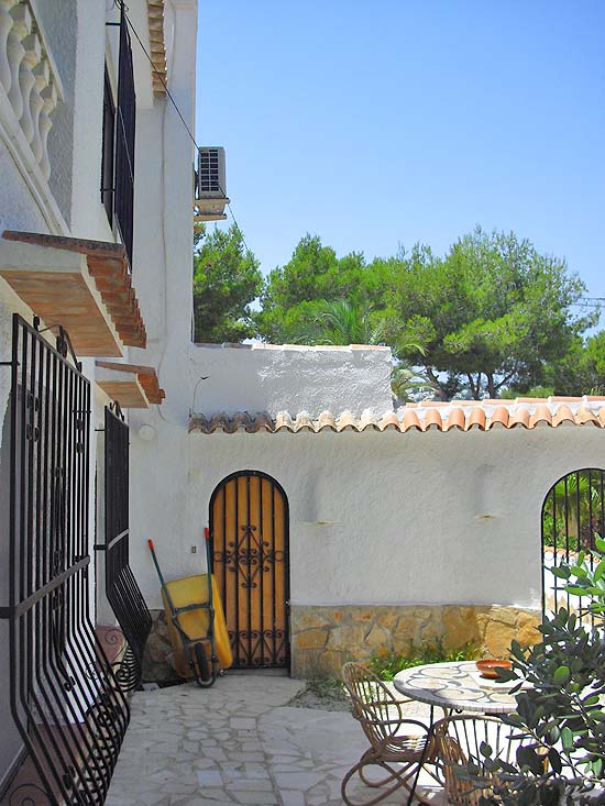 Deze 3-slaapkamer-villa staat op 8 minuten lopen van het centrum van Moraira en het strand!