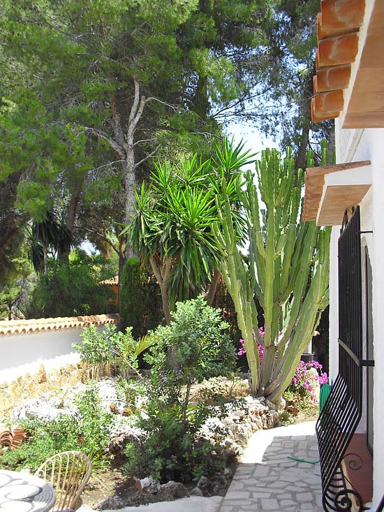 Deze 3-slaapkamer-villa staat op 8 minuten lopen van het centrum van Moraira en het strand!