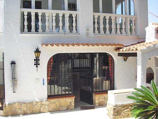Deze 3-slaapkamer-villa staat op 8 minuten lopen van het centrum van Moraira en het strand!