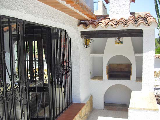 Deze 3-slaapkamer-villa staat op 8 minuten lopen van het centrum van Moraira en het strand!