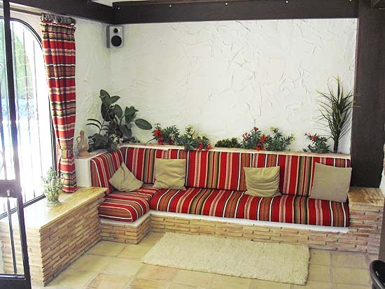 Deze 3-slaapkamer-villa staat op 8 minuten lopen van het centrum van Moraira en het strand!