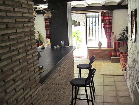Deze 3-slaapkamer-villa staat op 8 minuten lopen van het centrum van Moraira en het strand!
