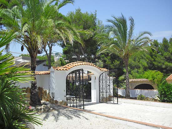 Deze 3-slaapkamer-villa staat op 8 minuten lopen van het centrum van Moraira en het strand!