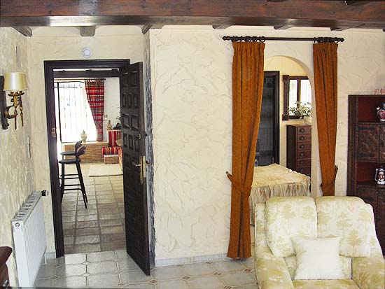Deze 3-slaapkamer-villa staat op 8 minuten lopen van het centrum van Moraira en het strand!