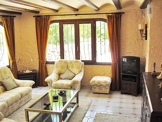 Deze 3-slaapkamer-villa staat op 8 minuten lopen van het centrum van Moraira en het strand!