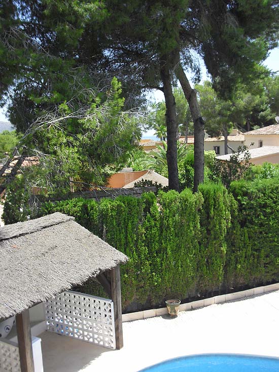 Deze 3-slaapkamer-villa staat op 8 minuten lopen van het centrum van Moraira en het strand!