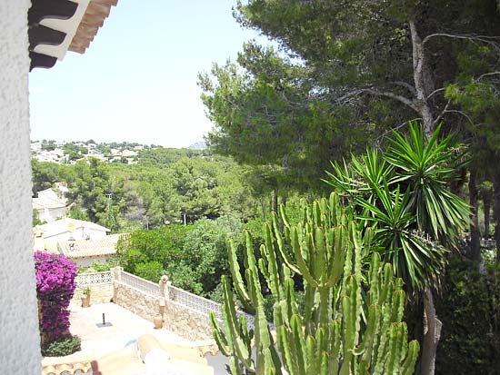 Deze 3-slaapkamer-villa staat op 8 minuten lopen van het centrum van Moraira en het strand!