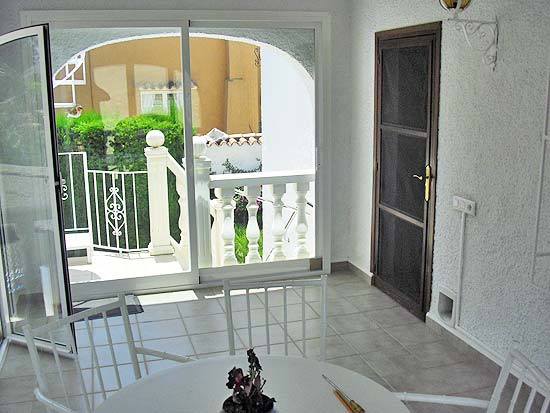 Deze 3-slaapkamer-villa staat op 8 minuten lopen van het centrum van Moraira en het strand!