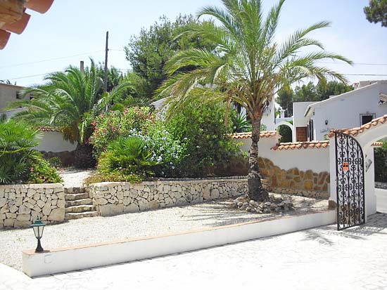 Deze 3-slaapkamer-villa staat op 8 minuten lopen van het centrum van Moraira en het strand!