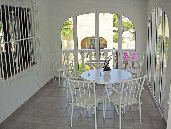 Deze 3-slaapkamer-villa staat op 8 minuten lopen van het centrum van Moraira en het strand!