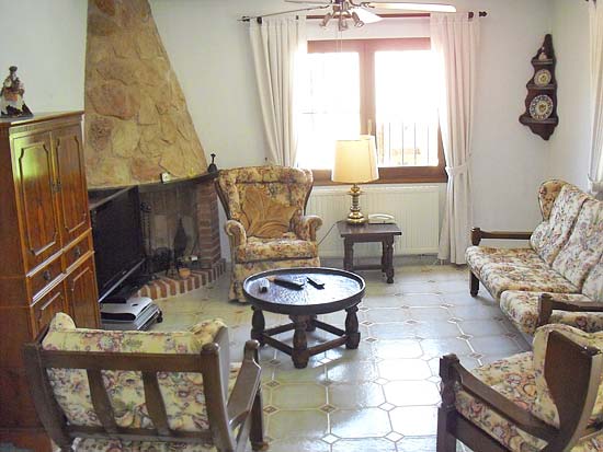 Deze 3-slaapkamer-villa staat op 8 minuten lopen van het centrum van Moraira en het strand!