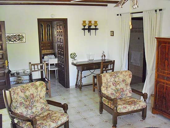 Deze 3-slaapkamer-villa staat op 8 minuten lopen van het centrum van Moraira en het strand!