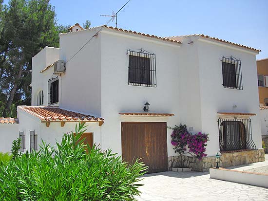 Deze 3-slaapkamer-villa staat op 8 minuten lopen van het centrum van Moraira en het strand!