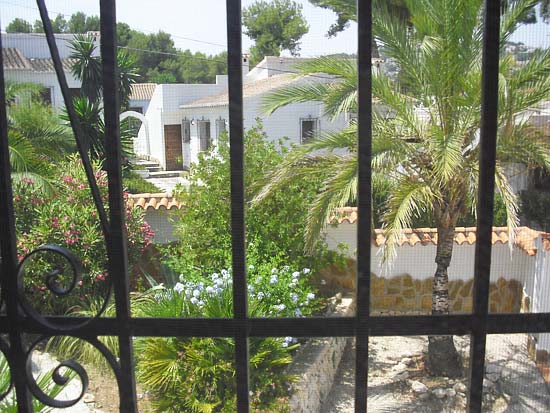 Deze 3-slaapkamer-villa staat op 8 minuten lopen van het centrum van Moraira en het strand!