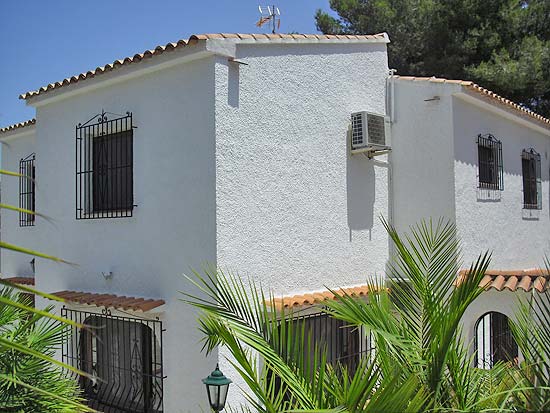 Deze 3-slaapkamer-villa staat op 8 minuten lopen van het centrum van Moraira en het strand!