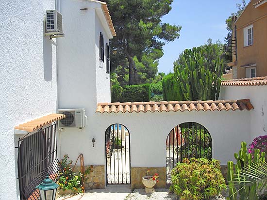 Deze 3-slaapkamer-villa staat op 8 minuten lopen van het centrum van Moraira en het strand!