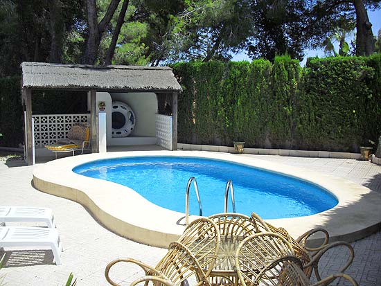 Deze 3-slaapkamer-villa staat op 8 minuten lopen van het centrum van Moraira en het strand!