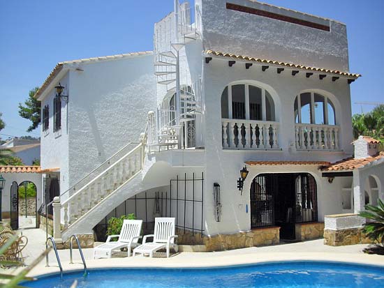 Deze 3-slaapkamer-villa staat op 8 minuten lopen van het centrum van Moraira en het strand!