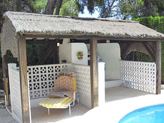 Deze 3-slaapkamer-villa staat op 8 minuten lopen van het centrum van Moraira en het strand!